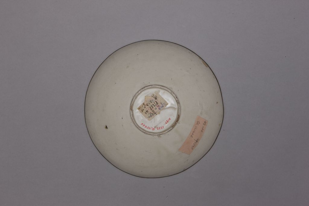 图片[3]-Dingyao white glaze bowl with mandarin duck, egret and lotus patterns-China Archive
